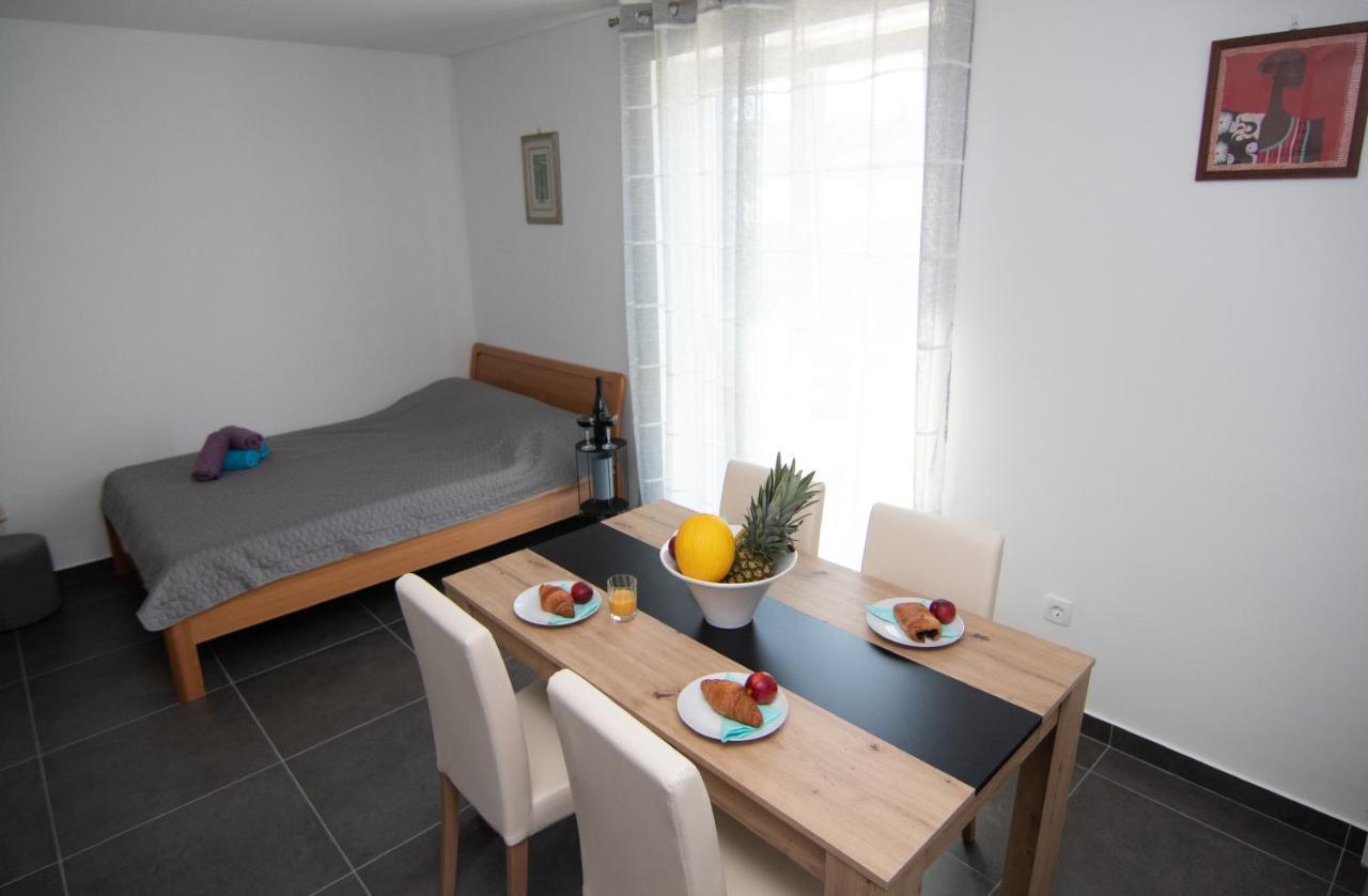 Valkane Beach Studio Apartment Póla Kültér fotó