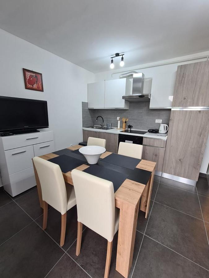 Valkane Beach Studio Apartment Póla Kültér fotó